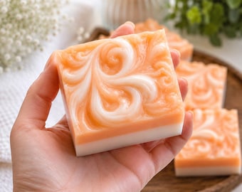 4 pastillas de jabón de leche de cabra con aroma a melocotón y crema. Jabón artesanal hecho a mano SkinSessed. Hidratante, con abundante espuma cremosa y suave para el baño y el cuidado de la piel. Regalo ideal.