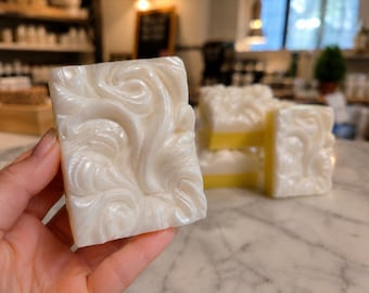 4 barras de jabón de leche de cabra con aroma a tarta de crema de plátano. Jabón artesanal hecho a mano SkinSessed. Hidratante, con abundante espuma cremosa y suave para el baño y el cuidado de la piel. Regalo ideal.