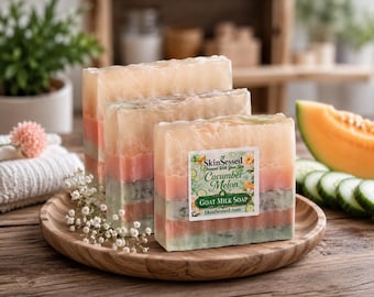 3 barras de jabón de leche de cabra con pepino y melón. Jabón artesanal hecho a mano de tamaño completo. Hidratante, con abundante espuma cremosa. Ideal para el baño y el cuidado corporal.
