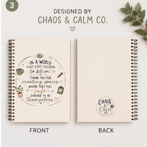 Op de afbeelding: Een spiraalgebonden notitieboek met een cr&egrave;mekleurige kaft. De voorzijde bevat de tekst: IN A WORLD THAT ASKS CHILDREN to fit in... THANK YOU FOR creating spaces WHERE THEY FEEL safe ENOUGH TO BE themselves, met illustraties van een mok, plant, potlood en klembord. De achterzijde toont het logo van Chaos & Calm Co.