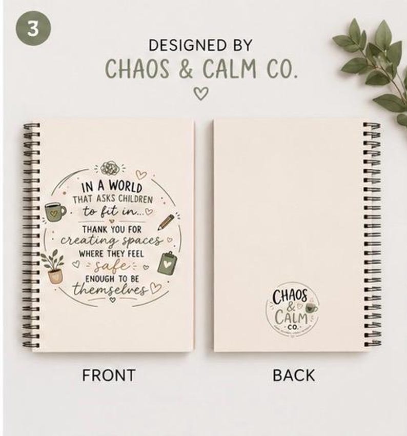 Op de afbeelding: Een spiraalgebonden notitieboek met een cr&egrave;mekleurige kaft. De voorzijde bevat de tekst: IN A WORLD THAT ASKS CHILDREN to fit in... THANK YOU FOR creating spaces WHERE THEY FEEL safe ENOUGH TO BE themselves, met illustraties van een mok, plant, potlood en klembord. De achterzijde toont het logo van Chaos & Calm Co.