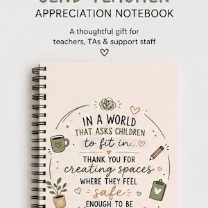 Op de afbeelding: Een spiraalgebonden notitieboek met een lichtcr&egrave;me kaft met de tekst: IN A WORLD THAT ASKS CHILDREN TO fit in... THANK YOU FOR creating spaces WHERE THEY FEEL safe ENOUGH TO BE themselves. Illustraties bevatten een mok, potlood, plant en klembord.