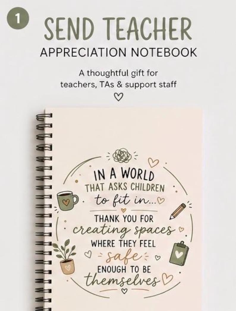 Op de afbeelding: Een spiraalgebonden notitieboek met een lichtcr&egrave;me kaft met de tekst: IN A WORLD THAT ASKS CHILDREN TO fit in... THANK YOU FOR creating spaces WHERE THEY FEEL safe ENOUGH TO BE themselves. Illustraties bevatten een mok, potlood, plant en klembord.