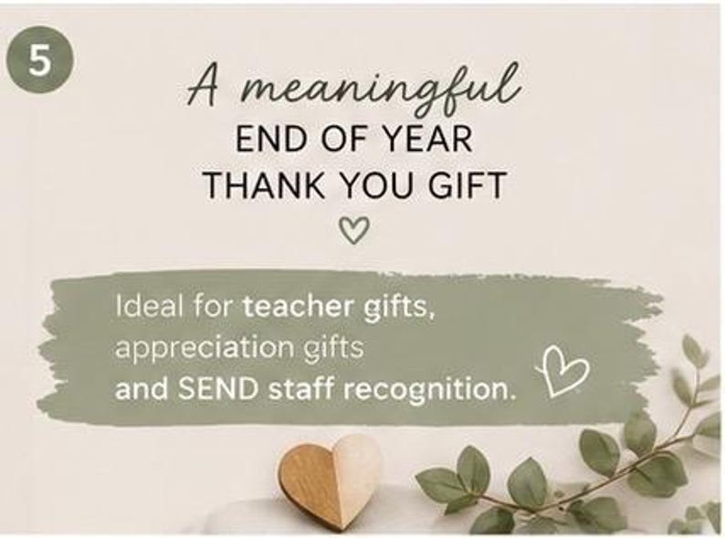 Op de afbeelding: Een afbeelding met het cijfer 5 in een cirkel en de tekst: A meaningful END OF YEAR THANK YOU GIFT. Daaronder bevat een groene penseelstreek de tekst: Ideal for teacher gifts, appreciation gifts and SEND staff recognition. Een houten hart en bladeren.