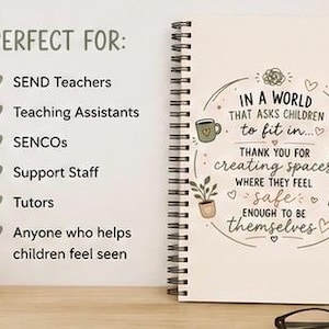 Op de afbeelding: Een spiraalgebonden notitieboek met een cr&egrave;mekleurige kaft met de tekst: IN A WORLD THAT ASKS CHILDREN to fit in... THANK YOU FOR creating spaces WHERE THEY FEEL safe ENOUGH TO BE themselves. De kaft bevat illustraties van een mok, potlood, plant en klembord.