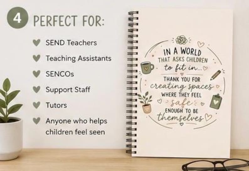 Op de afbeelding: Een spiraalgebonden notitieboek met een cr&egrave;mekleurige kaft met de tekst: IN A WORLD THAT ASKS CHILDREN to fit in... THANK YOU FOR creating spaces WHERE THEY FEEL safe ENOUGH TO BE themselves. De kaft bevat illustraties van een mok, potlood, plant en klembord.