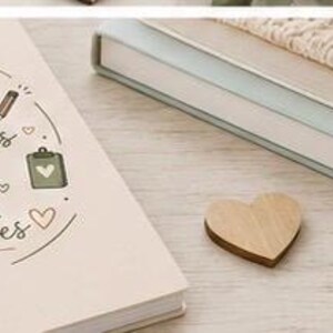 Op de afbeelding: Een spiraalgebonden notitieboek met de tekst "IN A WORLD THAT ASKS CHILDREN TO FIT IN THANK YOU FOR CREATING SPACES WHERE THEY FEEL SAFE ENOUGH TO BE THEMSELVES" naast een koffiemok met een hartje, een pen, boeken en de tekst "FOR THE PEOPLE making a difference EVERY DAY".
