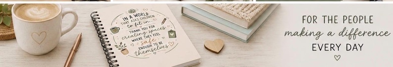 Op de afbeelding: Een spiraalgebonden notitieboek met de tekst "IN A WORLD THAT ASKS CHILDREN TO FIT IN THANK YOU FOR CREATING SPACES WHERE THEY FEEL SAFE ENOUGH TO BE THEMSELVES" naast een koffiemok met een hartje, een pen, boeken en de tekst "FOR THE PEOPLE making a difference EVERY DAY".