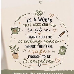 Op de afbeelding: Een vierkante kaart met de tekst "The little things MAKE THE BIGGEST DIFFERENCE" en "IN A WORLD THAT ASKS CHILDREN to fit in... THANK YOU FOR creating spaces WHERE THEY FEEL safe ENOUGH TO BE themselves" met illustraties van een mok, potlood, plant en klembord.
