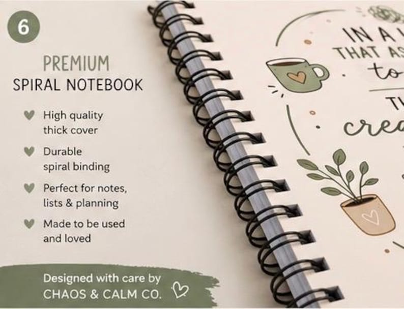 Op de afbeelding: Een spiraalnotitieboek met een cr&egrave;mekleurige kaft en zwarte draadbinding. De kaft bevat de tekst PREMIUM SPIRAL NOTEBOOK, een lijst met kenmerken en illustraties van een koffiemok en een plant in een pot. Onderaan staat de tekst DESIGNED WITH CARE BY CHAOS & CALM CO.