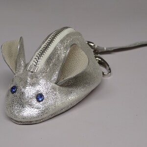 Porta-moedas / chaveiro / pingente de bolsa - Mouse de couro de veludo laminado prateado - Swarovski genuíno - Costura à mão - SOURICETTE -