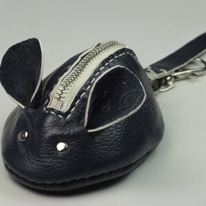 Monedero / Llavero / Colgante para bolso / Dispensador de bolsos para perros - Ratón de cuero azul genuino - Cosido a mano - SOURICETTE -