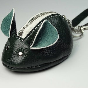 Porte-monnaie / Porte-clés / Bijou de Sac / Distributeur de Sacs pour Chiens - Souris en Cuir Vert Véritable - Couture Main - SOURICETTE -