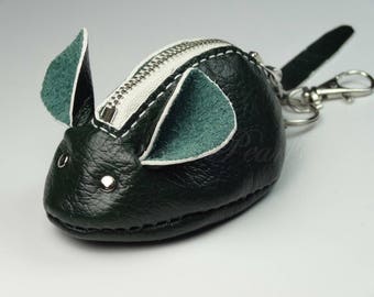 SOURICETTE - Porte-monnaie / Porte-clés / Bijou de Sac / Distributeur de Sacs pour Chiens - Souris en Cuir Vert Véritable - Couture Main