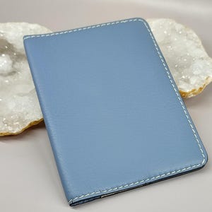Funda para pasaporte - Piel de becerro azul paloma y blanquecino - Cosida a mano - DAKOTA -