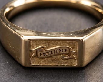 Anillo de oro de 18 quilates con diseño de cinta vintage y eslogan, grabable.