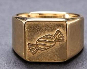 Anillo minimalista apilable de oro de 18 quilates con textura de caramelo vintage.