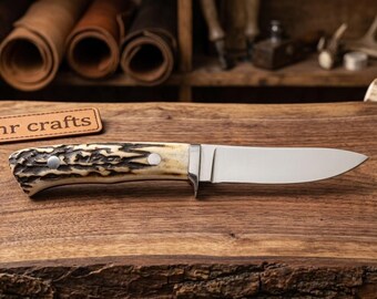 Coltello da chef artigianale in acciaio inossidabile con manico in osso di cammello e fodero in pelle.