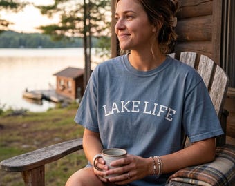 Maglietta Lake Life Comfort Colors con grafica vintage di una barca, abbigliamento per vacanze estive, abbigliamento comodo da pontone, top artigianale retrò per il fine settimana.