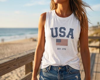 Canotta con bandiera USA Est 1776, abbigliamento patriottico per il 4 luglio, maglietta grafica con tema patrimonio americano, abbigliamento estivo per le vacanze, top classico blu navy.