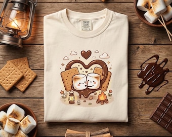 Maglietta Smore Love Comfort Colors, maglietta grafica da campeggio, abbigliamento glamping per famiglie, grazioso completo da animatore di campeggio, regalo per falò all'aperto.