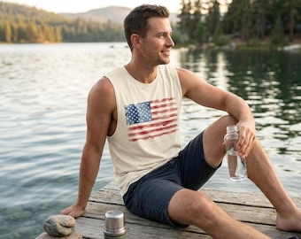Canotta con bandiera americana effetto invecchiato, abbigliamento patriottico per il 4 luglio, maglietta grafica USA, abbigliamento estivo per le vacanze, abbigliamento per festival al lago.