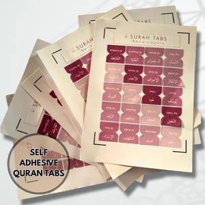 Puede incluir: Una pila de hojas de color crema con pestañas autoadhesivas de Surah para el Corán. Cada hoja muestra una cuadrícula de pestañas rectangulares en varios tonos de rosa y granate, impresas con texto en inglés y árabe. El texto dice SELF ADHESIVE QURAN TABS.