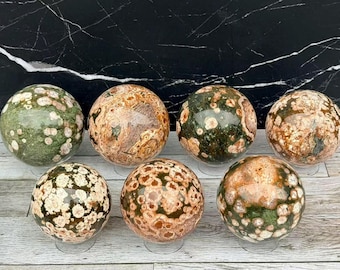 Natuurlijke groene bloem van jaspis, handgesneden en gepolijst bolvormig ornament