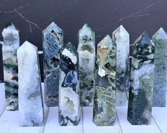 Torre em forma de obelisco de ágata musgosa polida à mão, peça decorativa para mesa de escritório com inspiração espiritual.