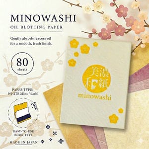 以下が含まれることがあります： Mino Washiのあぶらとり紙のパッケージ。80枚入り。白い表紙に黄色の花の装飾と日本語のテキスト。余分な油分を優しく吸収し、滑らかでフレッシュな仕上がりにするよう設計されています。
