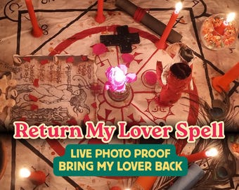 Puede incluir: Un paño ritual con un diagrama circular con símbolos en tinta negra, velas rojas, una cruz negra, un pergamino y un cuenco de cristal con contenido colorido. El texto dice Return My Lover Spell, LIVE PHOTO PROOF BRING MY LOVER BACK, HAND-CAST RITUAL.
