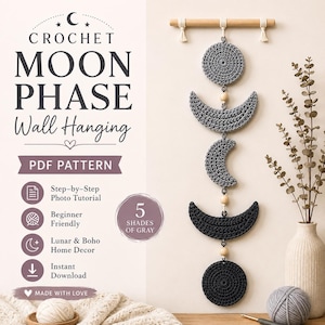 Può includere: Una decorazione da parete all'uncinetto con le fasi lunari, composta da cinque forme circolari e a mezzaluna in varie tonalità di grigio, appese a un bastone di legno. Il testo riporta CROCHET MOON PHASE Wall Hanging, PDF PATTERN e 5 SHADES OF GRAY.