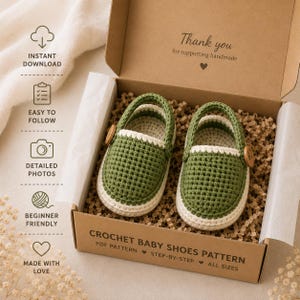 Puede incluir: Un par de zapatos de bebé tejidos a ganchillo en color verde oliva y crema con botones de madera, presentados en una caja de cartón con el texto Crochet Baby Shoes Pattern, PDF Pattern, Step-by-Step, All Sizes, Thank you for supporting handmade.