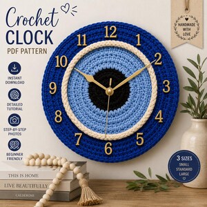 Könnte beinhalten: Eine runde Häkel-Wanduhr mit konzentrischem Augenmuster aus dunkelblauem, hellblauem, schwarzem und cremefarbenem Garn. Das Zifferblatt hat goldfarbene Zahlen und Zeiger. Der Text auf dem Bild umfasst Crochet Clock PDF Pattern, Instant Download, Detailed Tutorial, Step-by-Step Photos, Beginner Friendly und 3 Sizes Small Standard Large.