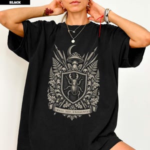 Chaotisch-neutrales T-Shirt, Mittelalterliches Fantasy-Shirt mit Käferwappen-Holzschnitt, Goblincore-Cottagecore-Shirt in Wohlfühlfarben, Geschenk für LARP- und Rollenspielmessen