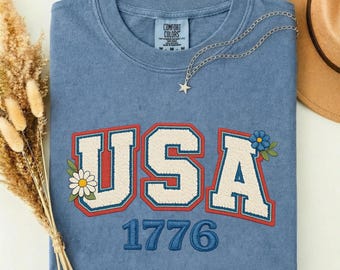 バーシティUSA 1776シャツ、カレッジブロックレターTシャツ、プレッピーな7月4日の試合日、アメリカ建国250周年、セミクインセンテニアル女子学生クラブ