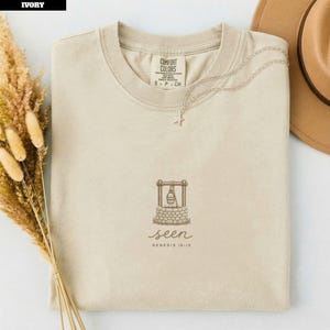 Seen bibelvers-tröja för kvinnor, minimalistisk Genesis 16 13 kristen t-shirt, konstbroderad minnessak, läcker trosgåva, komfortfärger ©