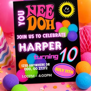 Peut inclure: Une invitation de fête noire avec les mots "NEE DOH" en rose et orange, un soleil jaune avec un smiley et des ballons colorés. L'invitation est pour le 10e anniversaire de Harper, avec la date du 11 juillet.