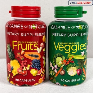 Pode incluir: Duas garrafas de suplementos, uma vermelha e outra verde, com o texto "Balance of Nature" e "Suplemento diet&eacute;tico". A garrafa vermelha apresenta ilustra&ccedil;&otilde;es de frutas e a palavra "Fruits". A garrafa verde tem ilustra&ccedil;&otilde;es de vegetais e a palavra "Veggies". Cada garrafa cont&eacute;m 90 c&aacute;psulas.