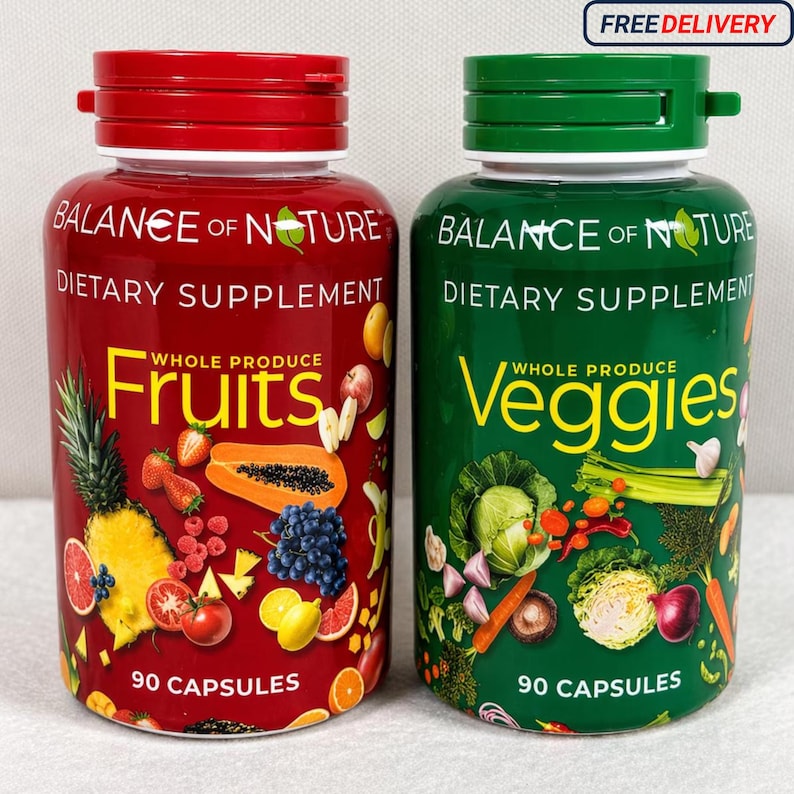 Pode incluir: Duas garrafas de suplementos, uma vermelha e outra verde, com o texto "Balance of Nature" e "Suplemento diet&eacute;tico". A garrafa vermelha apresenta ilustra&ccedil;&otilde;es de frutas e a palavra "Fruits". A garrafa verde tem ilustra&ccedil;&otilde;es de vegetais e a palavra "Veggies". Cada garrafa cont&eacute;m 90 c&aacute;psulas.