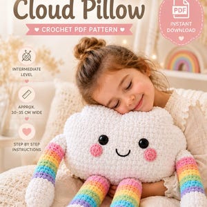 Könnte beinhalten: Ein weißes Häkelwolkenkissen mit Regenbogenbeinen, schwarzen Augen und rosa Wangen. Das Kissen ist ca. 30-35 cm breit. Das Bild enthält den Text "Rainbow Cloud Pillow" und "Crochet PDF Pattern."