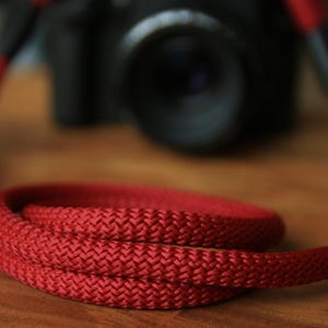 Handgjord vinröd flätad kamerarem för DSLR-kameror (10 mm)