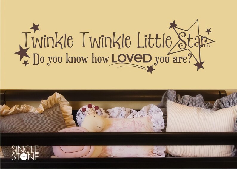 K&ouml;nnte beinhalten: Ein Wandaufkleber f&uuml;r ein Kinderzimmer mit dem Text "Twinkle Twinkle Little Star... Do you know how LOVED you are?" mit braunen Sternen und einem Sternschnuppen.