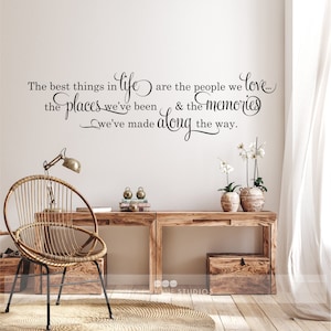 Puede incluir: Una calcomanía de pared en blanco y negro con la cita "Las mejores cosas de la vida son las personas que amamos... los lugares donde hemos estado y los recuerdos que hemos hecho en el camino."