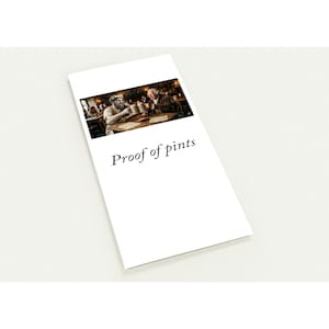 Op de afbeelding: Een witte rechthoekige kaart met de tekst "Proof of pints" in het zwart. De bovenkant van de kaart bevat een sepia-kleurige afbeelding van mensen in een pub, met een man die een pint bier vasthoudt.