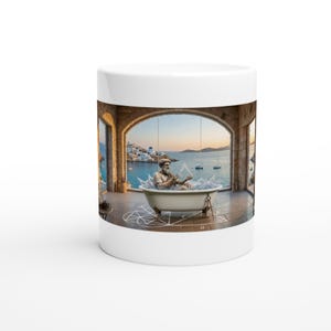 Könnte beinhalten: Ein weißer Keramikbecher mit einem Aufdruck, der eine klassische Statue in einer Badewanne unter einem Steinbogen zeigt, mit Blick auf ein Küstendorf und das Meer. Das Design enthält geometrische Formen, einen Zirkel sowie die Buchstaben a, b und c.