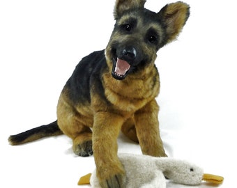 リアルなジャーマンシェパードの子犬のぬいぐるみ｜実物大のポーズが
