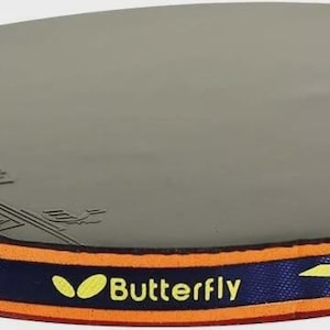 Op de afbeelding: Close-up van een Butterfly tafeltennisbat. De bat heeft een grijs speeloppervlak, een blauw en oranje rand met de merknaam en een rood en zwart handvat.