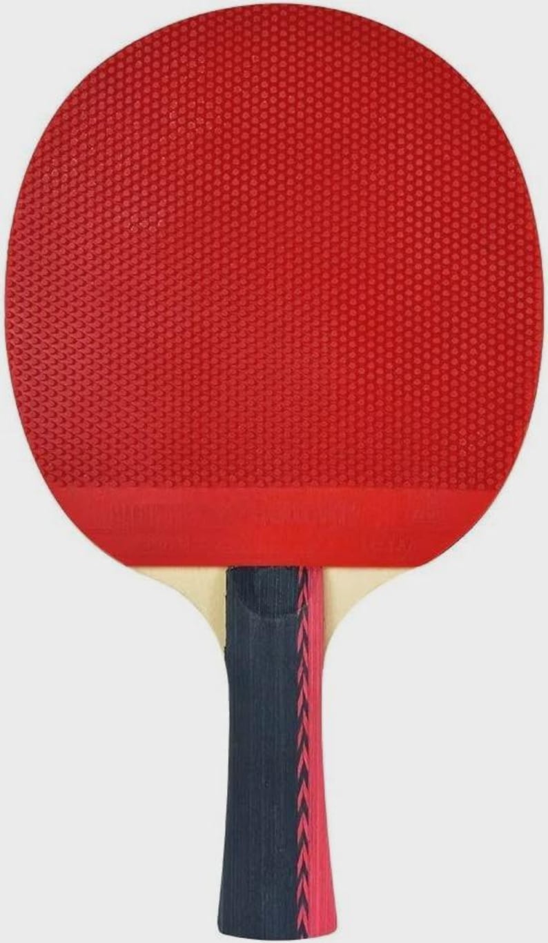 Op de afbeelding: Een rode tafeltennisbat met een getextureerd oppervlak. De handgreep is donkerblauw met een roze en rode streep in het midden. De bat is ontworpen voor tafeltennis.