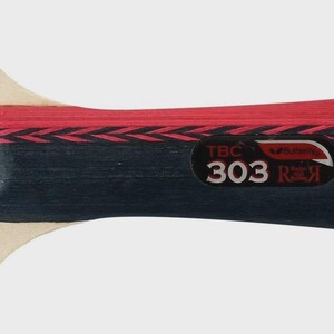 Op de afbeelding: Close-up van een zwart en rood tafeltennisbat. De bat heeft de tekst "TBC 303 R" en het Butterfly-logo. De handgreep is van hout en het ontwerp bevat rood en zwart.